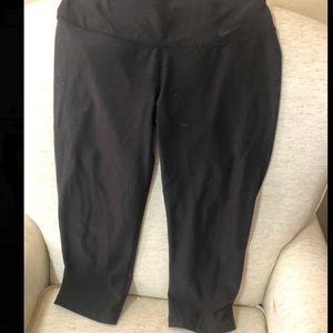 NIKE UNDER THE KNEE LEGGINGS